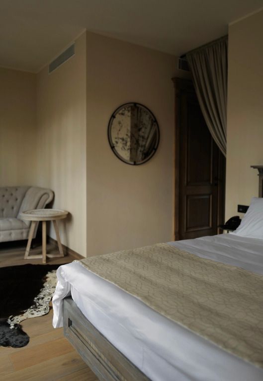 Großzügiges Doppelbett im Deluxe Strasbourg Doppel Zimmer