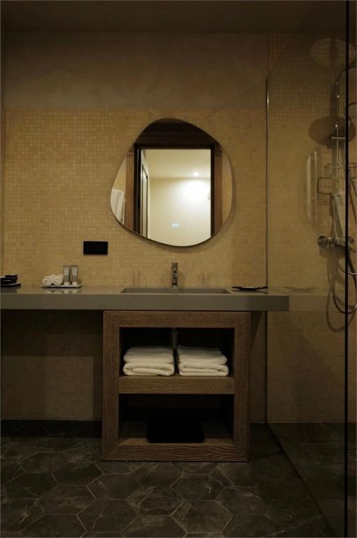 Elegantes Badezimmer mit stilvollem Wandspiegel und Pflegeprodukten