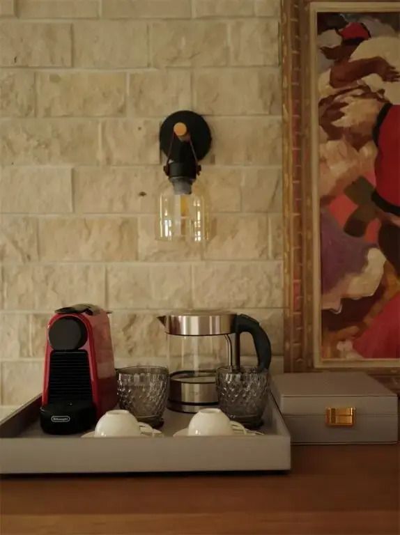 Kaffeemaschine und stilvolle Accessoires auf einem Bartisch