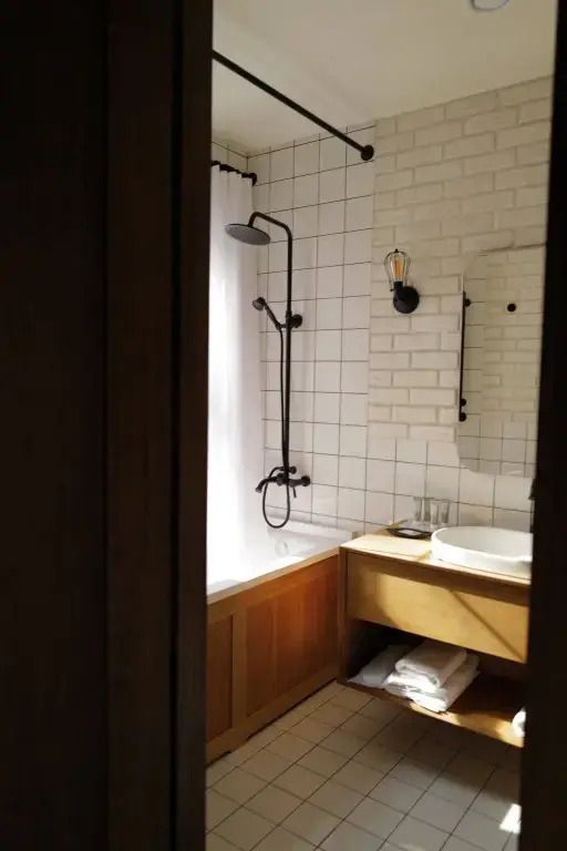 Modernes Badezimmer mit Dusche und Badewanne