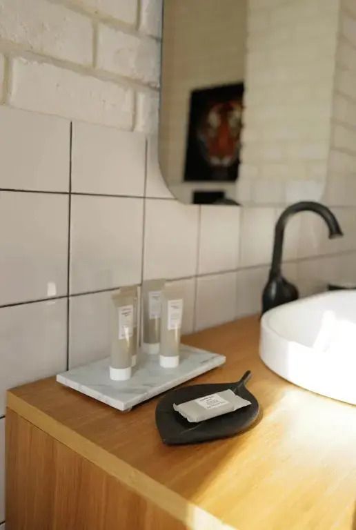 Detailaufnahme von Waschbecken und Pflegeprodukten im Badezimmer