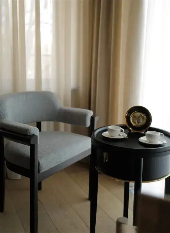 Stilvolle Sitzecke mit Sessel und kleinem Tisch im Raum
