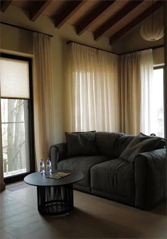 Luxuriöse Sofaecke mit Fensterblick in der Suite