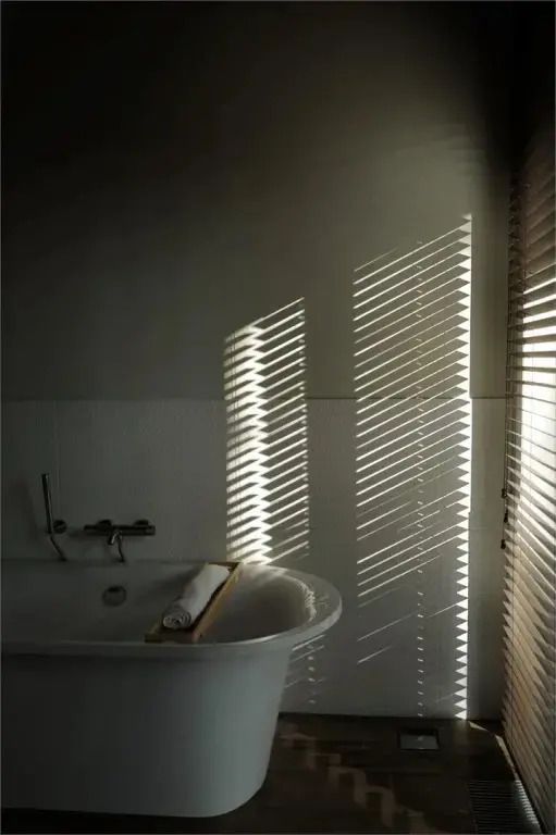 Moderne Badewanne mit spielerischen Licht- und Schattenspielen