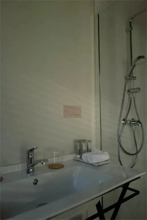 Modernes Badezimmer mit eleganter Dusche und Waschbecken