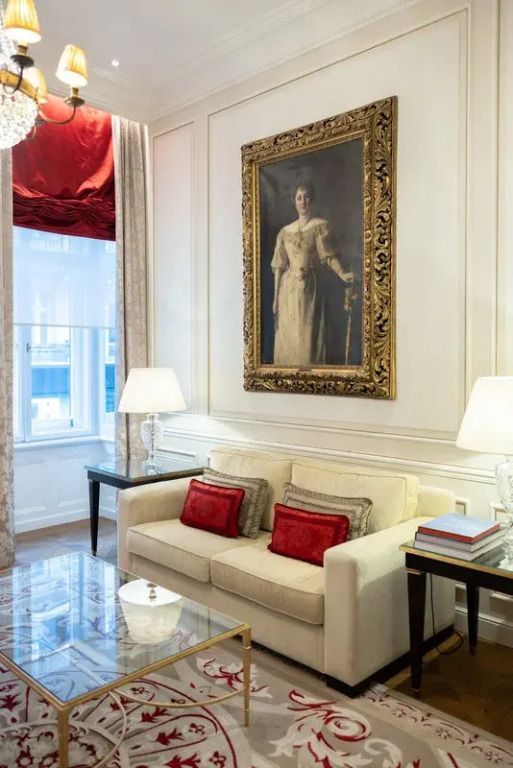 Harmonischer Wohnbereich mit luxuriösem Sofa und beeindruckendem Gemälde