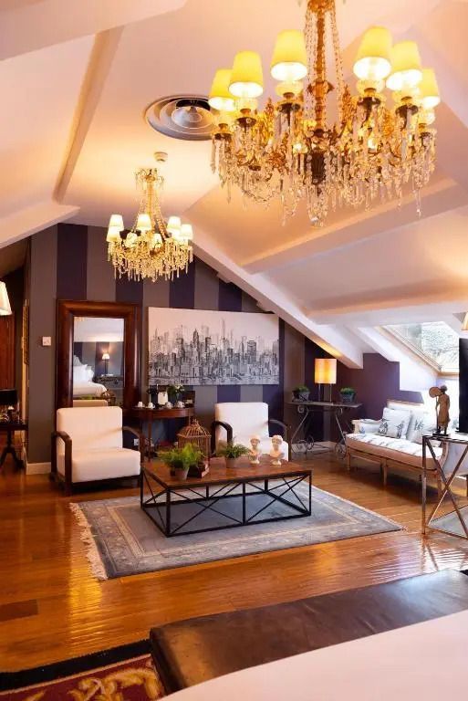 Luxuriöses Wohnzimmer einer Suite mit eleganter Einrichtung und Kristallleuchtern