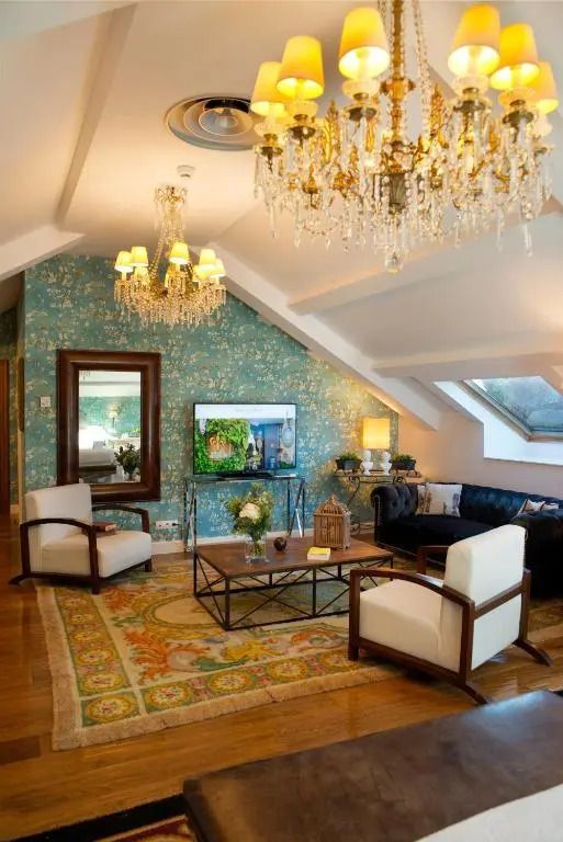 Stilvolle Lounge einer Suite mit modernem Dekor und opulentem Kronleuchter