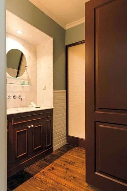 Elegant gestalteter Waschtischbereich mit Holzdetails im Badezimmer