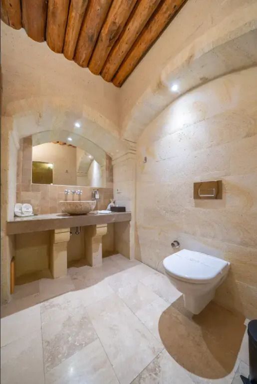 Modernes Badezimmerdesign mit Steinwänden und stilvoller Beleuchtung im Royal Suite des Taskonaklar Hotels