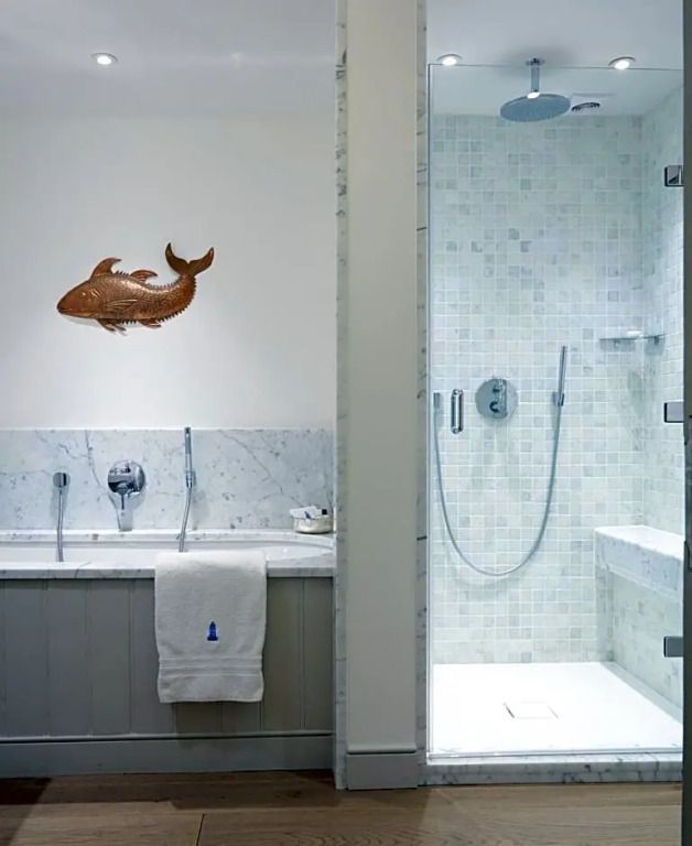 Edles Badezimmer mit Dusche und Marmorbadewanne