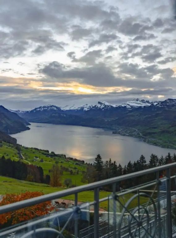 Panoramablick auf den See und die umliegenden Berge bei Sonnenuntergang