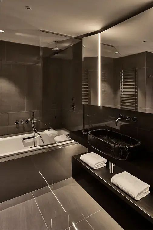 Modernes Badezimmer mit Badewanne und stilvollem Waschbecken