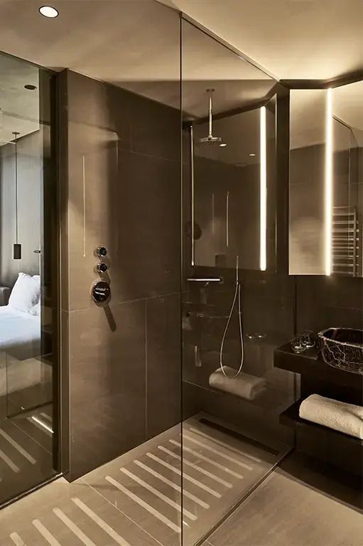 Modernes Badezimmer mit Glasduschkabine im Superior Doppelzimmer