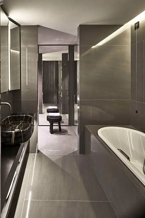 Luxuriöses Badezimmer mit Marmorwaschbecken und großer Badewanne