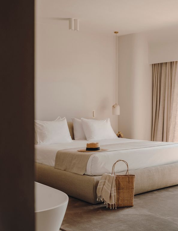 Helles Schlafzimmer in der Dalt Vila Gran Suite mit großem Bett und stilvoller Dekoration