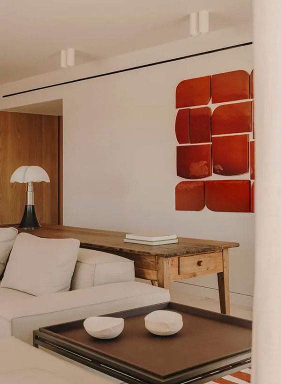 Moderne Sitzecke in der Suite mit elegantem Holztisch und stilvollem Wanddekor