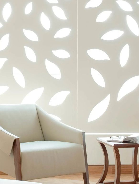 Detailansicht eines Designer-Sessels vor modernem Fenster.