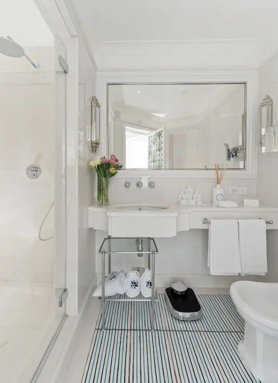 Elegantes Badezimmer mit Glasdusche und großem Spiegel in neutralen Tönen