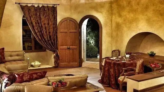 Einladender Wohnbereich mit opulenten Vorhängen und Holztür