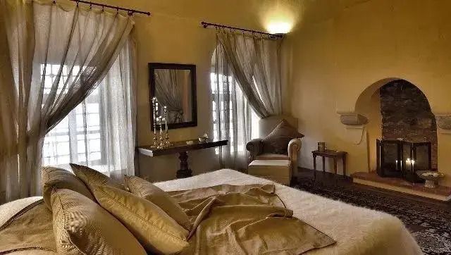 Elegantes Schlafzimmer mit Doppelbett und weichen Kissen in der Water Garden Doppel Suite.