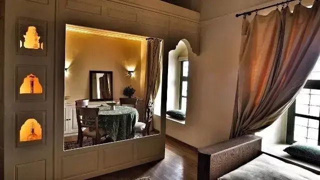 Essbereich mit kleinem Tisch und gedecktem Licht in der Water Garden Doppel Suite.