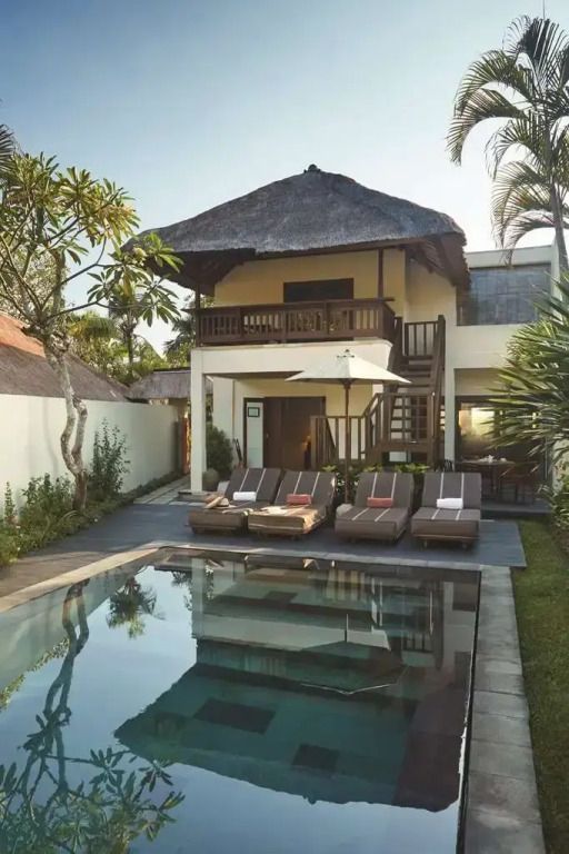 Villa mit Strohdach und privatem Pool im Garten