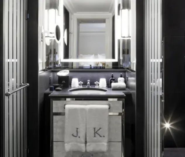 Modernes Badezimmer mit großen Spiegeln und luxuriösen Details
