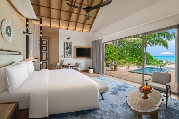 Elegantes Schlafzimmer mit Meerblick und direktem Zugang zum Pool