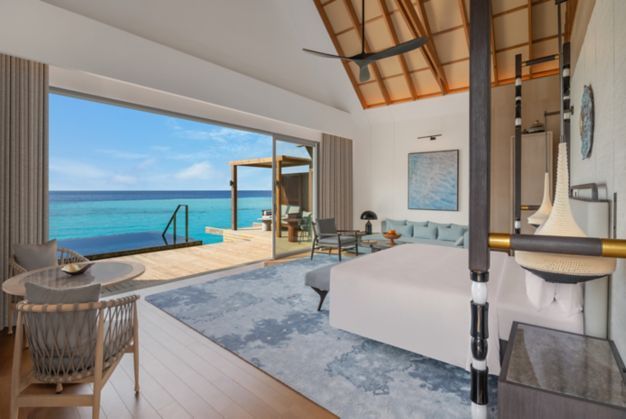 Luxuriöses Zimmer mit Blick auf das Meer durch eine große Glasfront