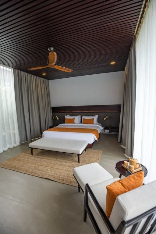 Elegantes Schlafzimmer mit Doppelbett und modernen Möbeln in der Villa