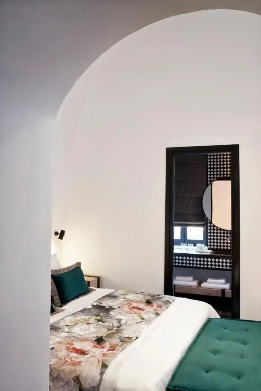 Modernes Schlafzimmer mit neutralem Dekor und kunstvollen Details