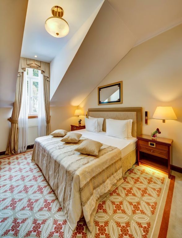 Deluxe Doppel Suite mit gemütlichem Doppelbett und eleganter Einrichtung
