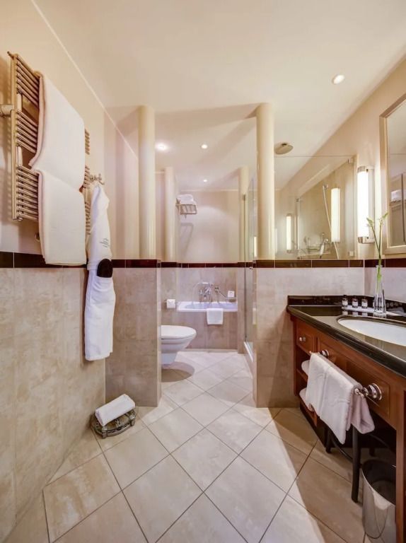 Helles Badezimmer mit Badewanne und eleganten Armaturen