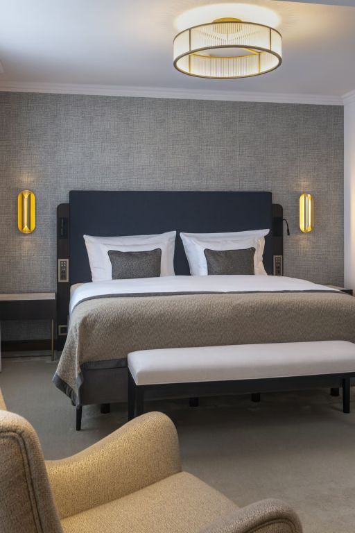 Modernes Hotelzimmer mit stilvollem Doppelbett und Wandlampen