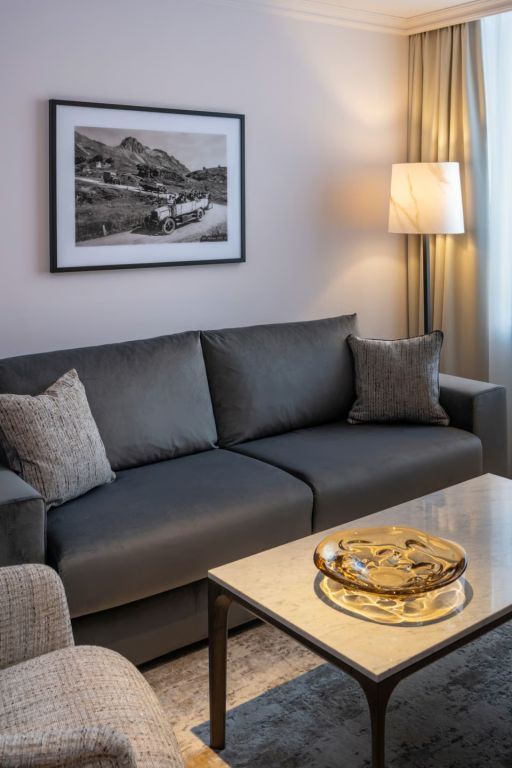 Gemütliches Wohnzimmer mit grauem Sofa und dekorativem Kunstwerk an der Wand