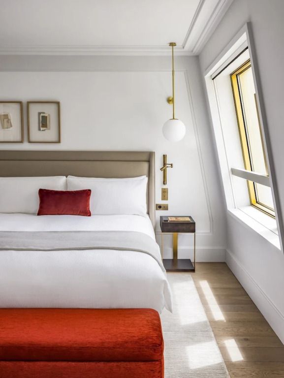 Elegantes Schlafzimmer mit Doppelbett, bequeme Bettwäsche und modernes Dekor.