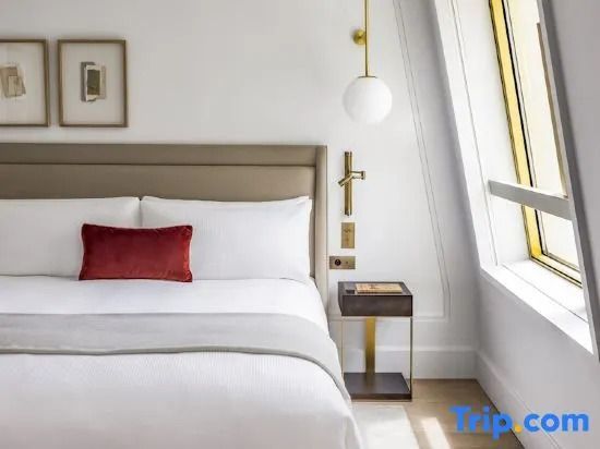 Helles Hotelzimmerinterieur mit seitlichem Fenster und modernem Design