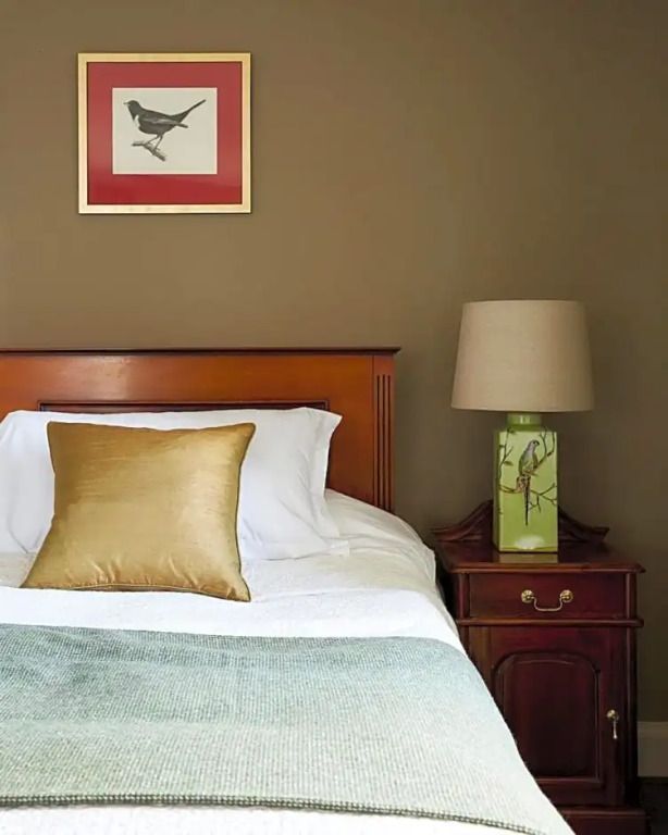 Elegant eingerichtetes Zimmer mit Einzelbett und stilvollem Nachttisch