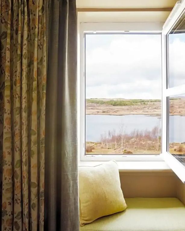 Gemütlicher Sitzbereich am Fenster mit malerischem Blick auf den See
