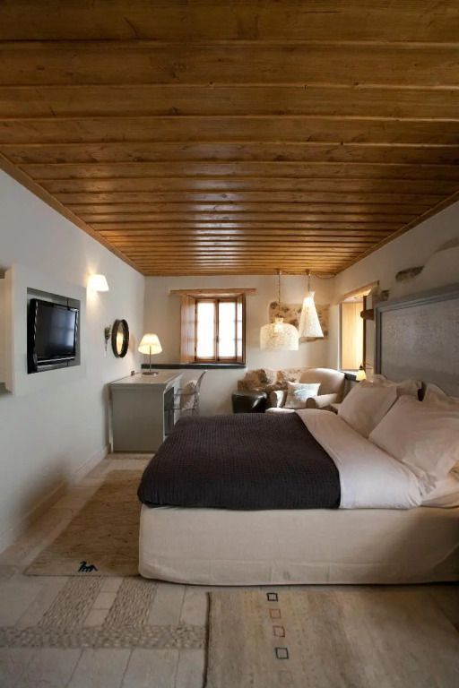 Einladendes Doppelzimmer mit Fernseher und Sitzbereich