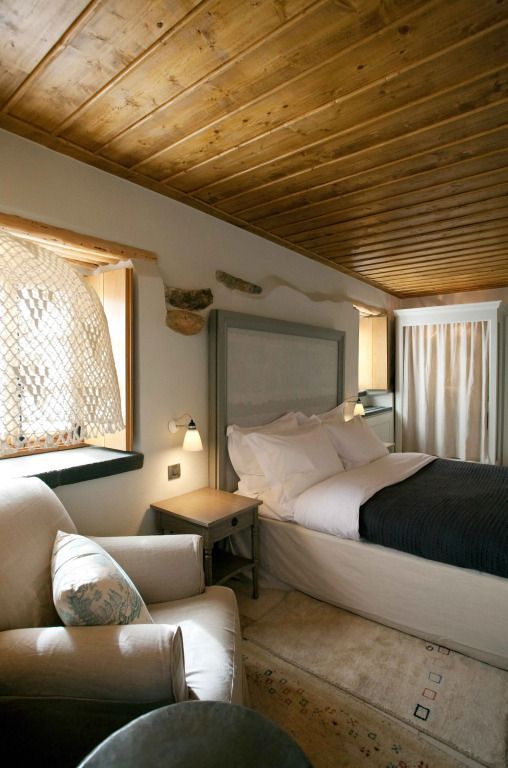 Helles Zimmer mit Doppelbett und gemütlichem Sessel
