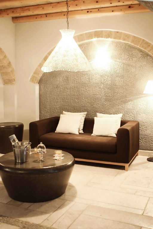 Stilvoll eingerichtete Sitzecke mit Couch und Tisch in einem hellen Raum.