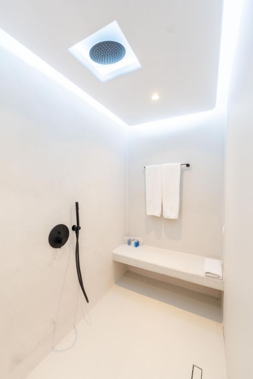 Minimalistisches Badezimmer mit eingebauter Bank in der Kivotos Mykonos Suite