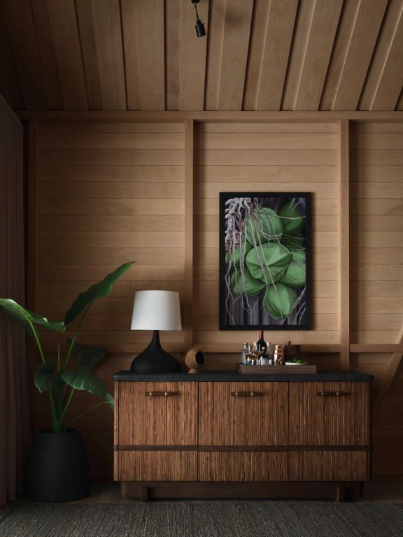 Detailansicht einer Kommode mit Kunst und Pflanze im Zimmer