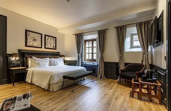 Elegantes Deluxe Doppelzimmer mit Doppelbett und Holzboden im Hotel La Casa del Presidente