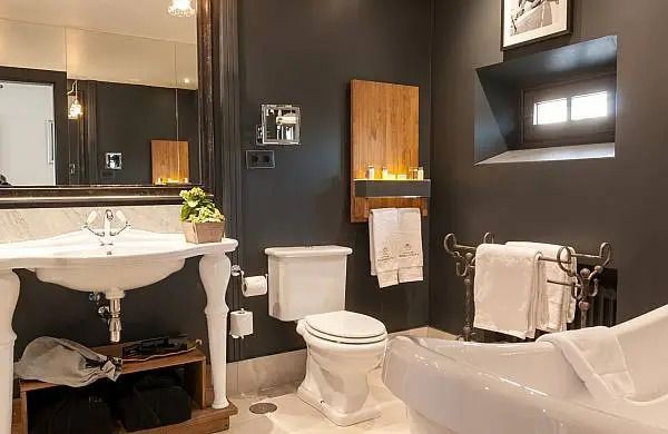 Modernes Badezimmer mit stilvollen Elementen im Deluxe Doppelzimmer