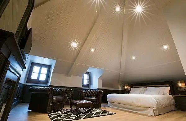 Geräumiges Zimmer mit gemütlichem Doppelbett unter Dachschrägen