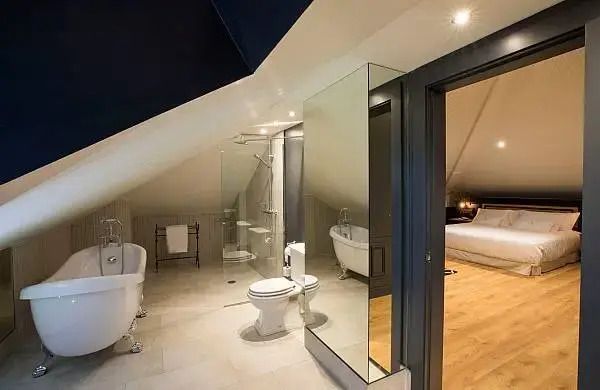 Modernes Badezimmer mit Badewanne und großem Spiegel