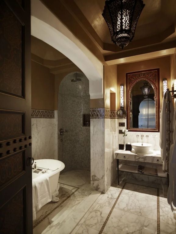 Elegantes Badezimmer mit Badewanne und luxuriöser Ausstattung aus Marmor.